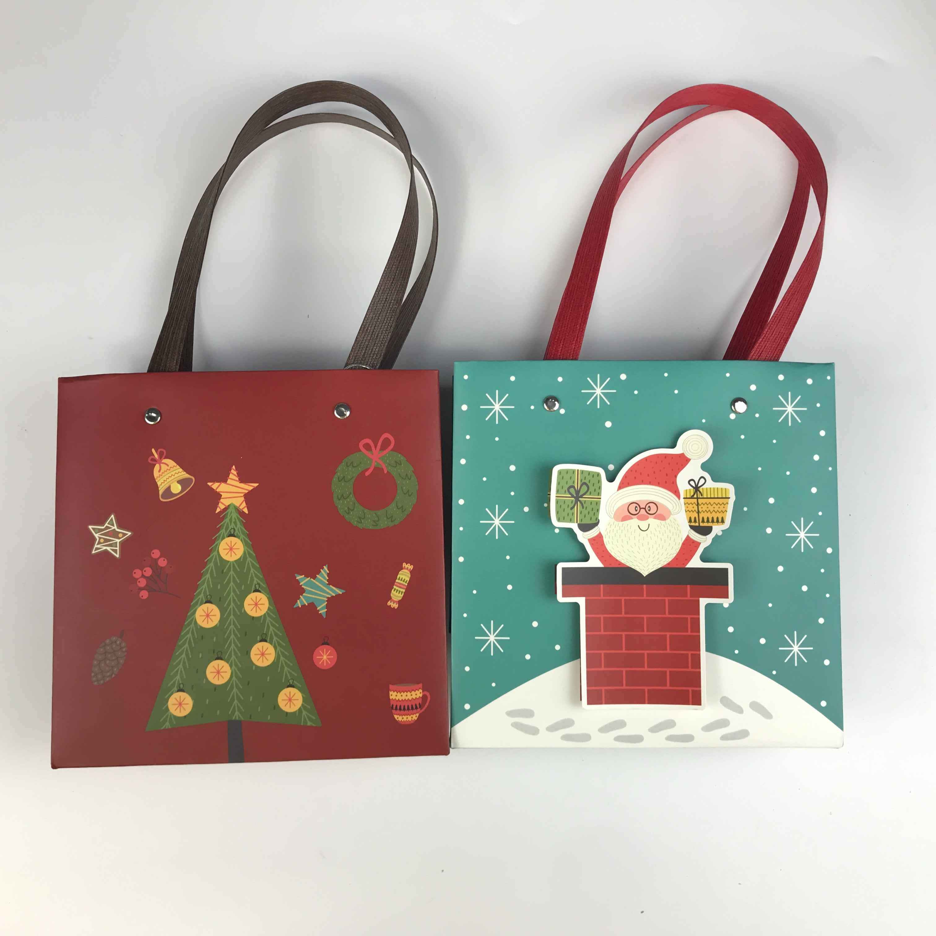 Sacs en papier cadeaux de Noël avec étiquette